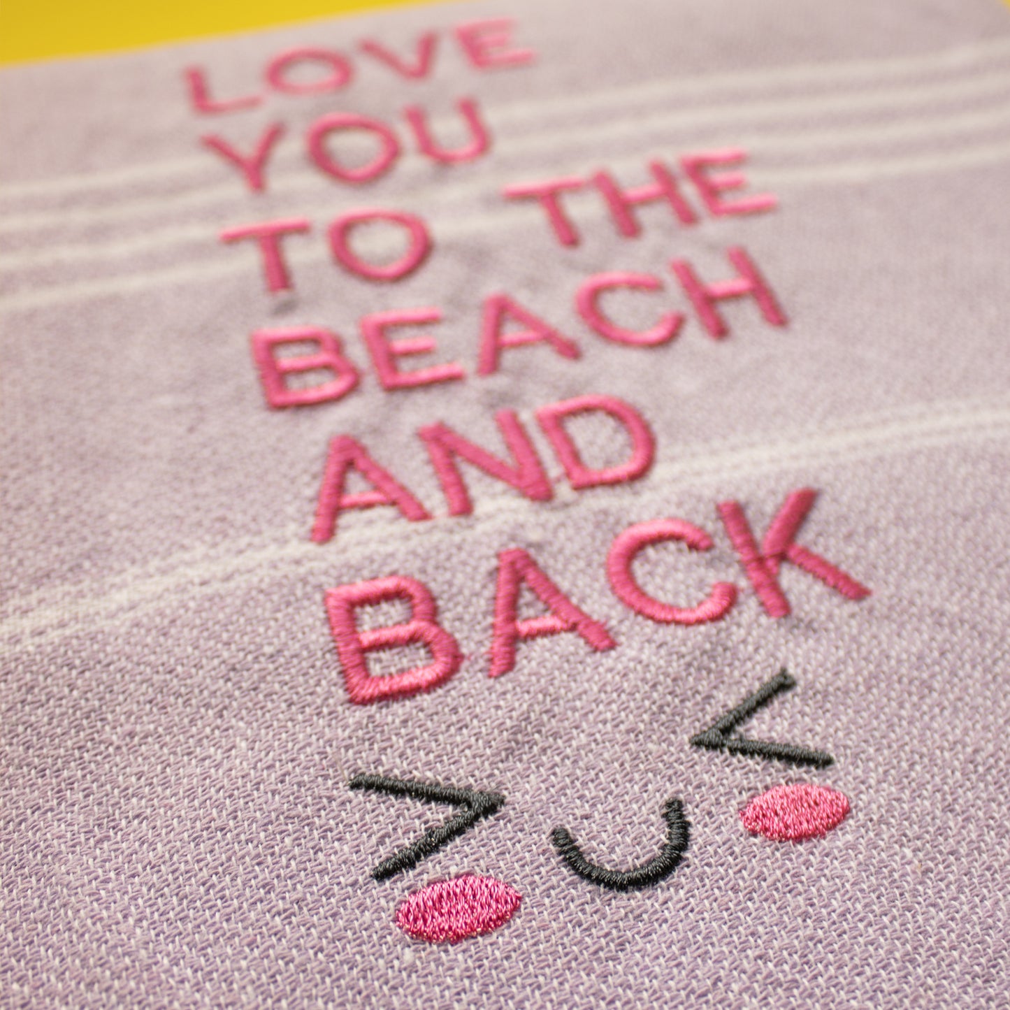 "LOVE YOU TO THE BEACH AND BACK" Besticktes Hamamtuch - Lila