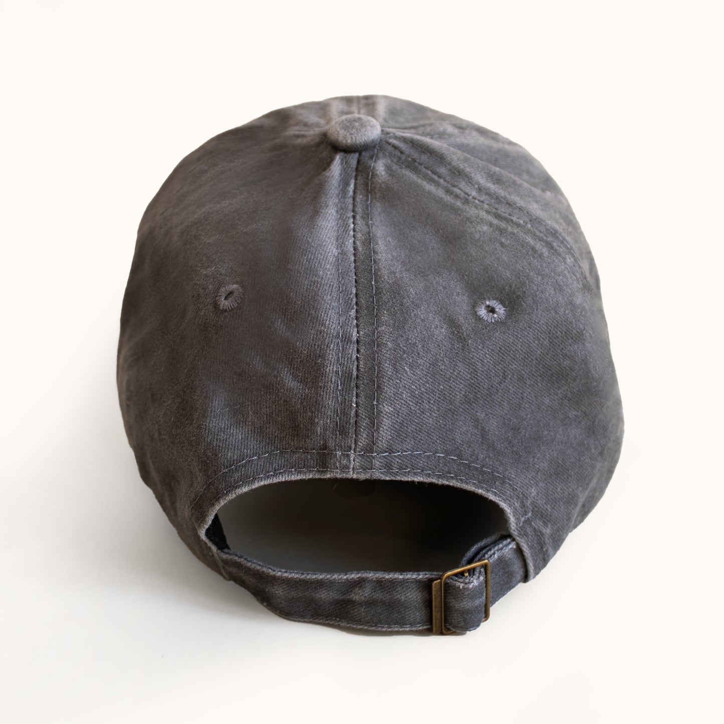 Hellgraue Basecap im Stonewashed-Look