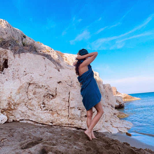 Hamamtuch am Strand mit Person, schnell trocknend und leicht