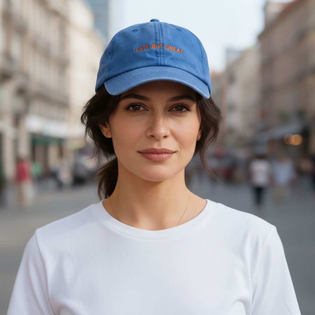 Personalisierte Vintage Cornflower Basecap "Late But Great" - HELLO TURCO