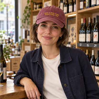 Personalisierte Vintage Red Cap "Dogs & Wine Make Everything Fine" HELLO TURCO