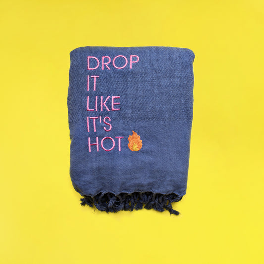 "DROP IT LIKE IT'S HOT" Besticktes Hamamtuch - Blau