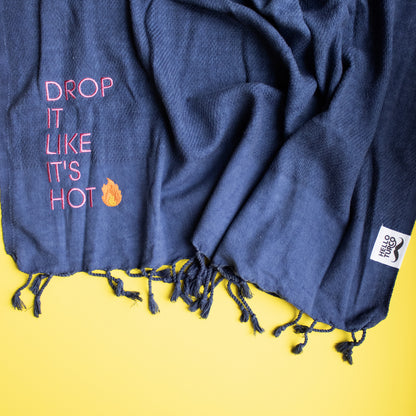 "DROP IT LIKE IT'S HOT" Besticktes Hamamtuch - Blau