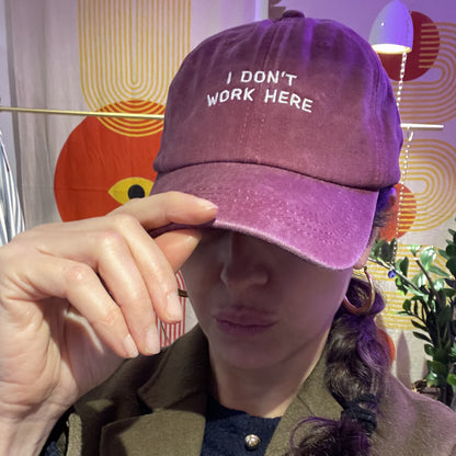 Personalisierte rote Basecap "I Don't Work Here"