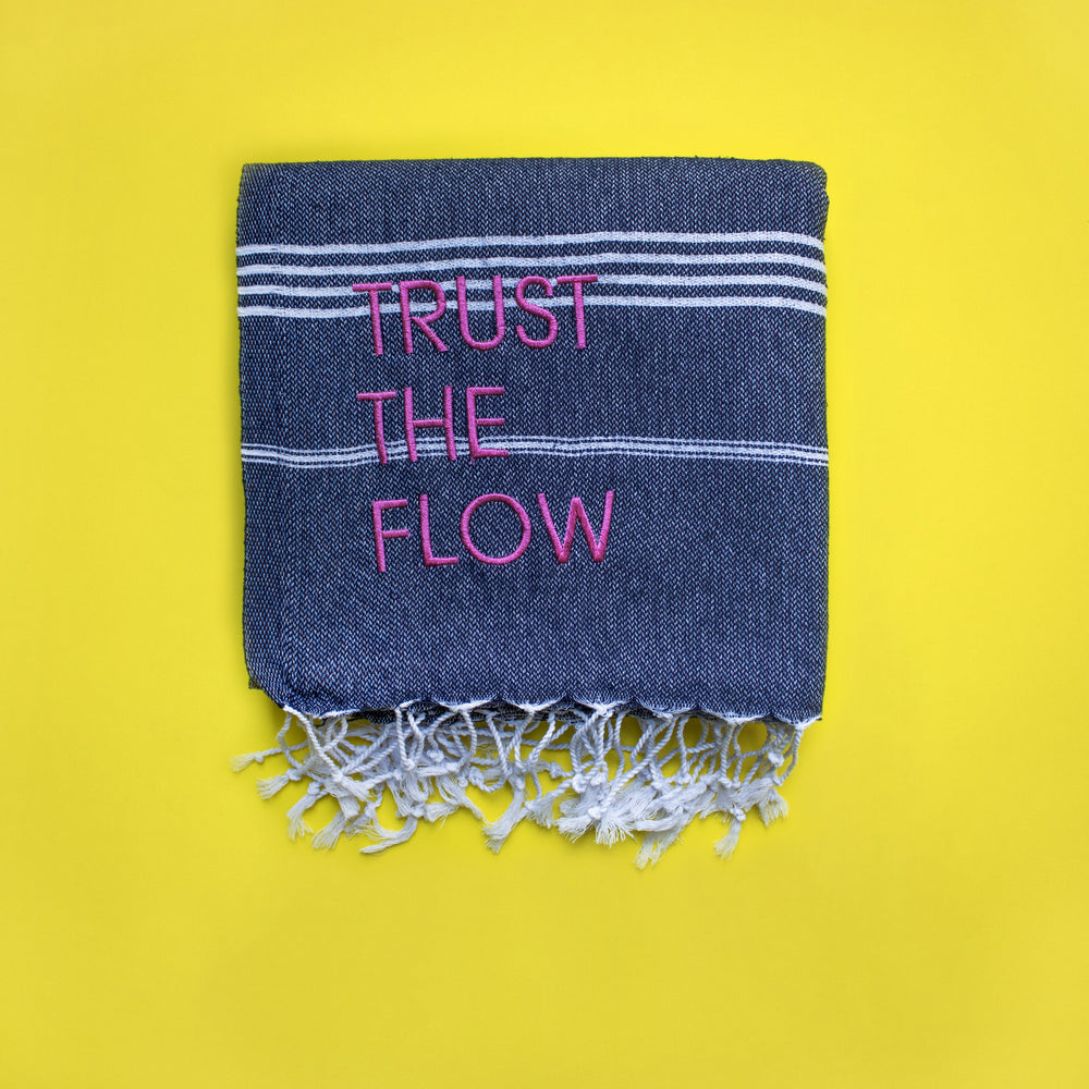 "TRUST THE FLOW" Besticktes Hamamtuch